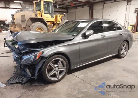 2017 Mercedes-Benz C 300 Sport 4Matic z USA, uszkodzony, nr VIN 55SWF4KB7HU200450